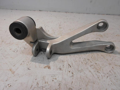 Framsidan på Fotpinnefäste från en Kawasaki ZX-9R -2002 motorcykel.