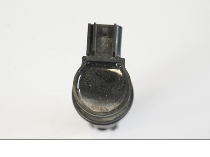 Vänster sida på Tändspole från en Triumph Trident -2021 motorcykel.