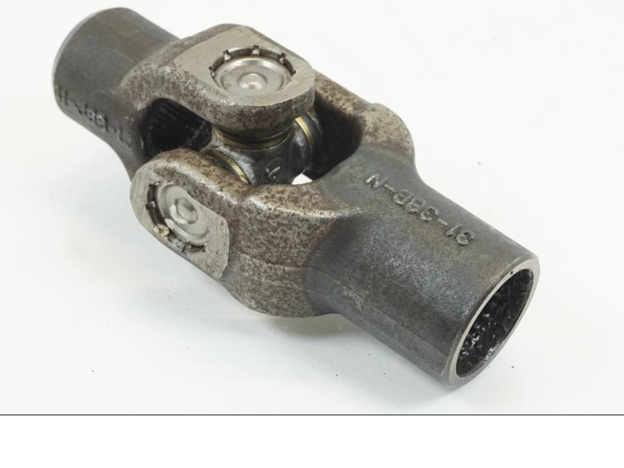 Framsidan på Kardanknut från en Suzuki VL 1500 -1999 motorcykel.