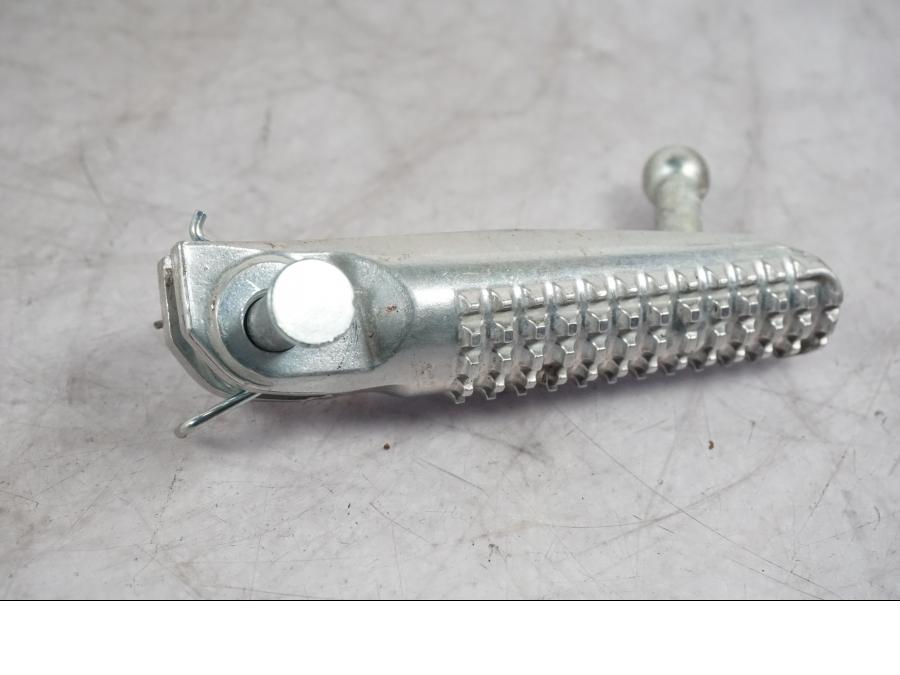 Höger sida på Fotpinne från en Yamaha MT-09 -2024 motorcykel.