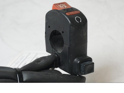 Baksidan på Styrelreglage från en Honda XL 650 V -2000 motorcykel.