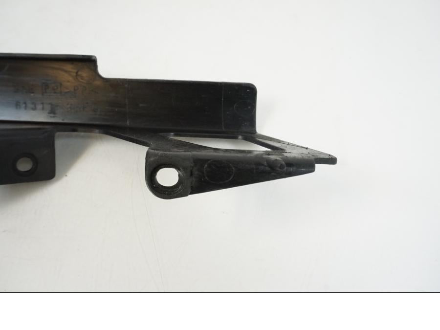 Snett nerifrån på Kedjeskydd från en Suzuki GSX-R 1000 -2003 motorcykel.