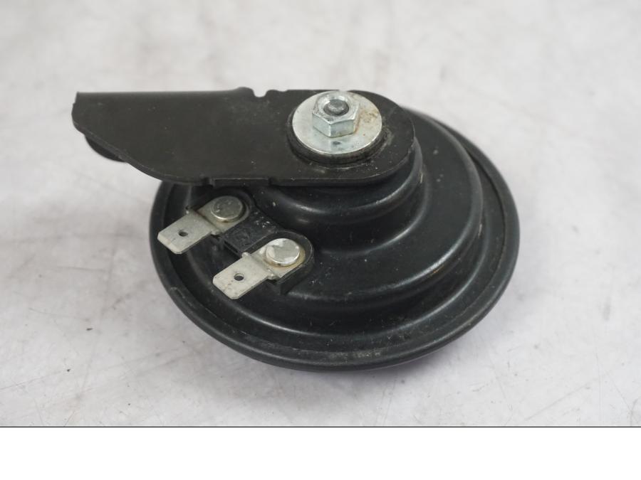 Vänster sida på Signalhorn / Tuta från en KTM 1290 Super Duke R -2022 motorcykel.