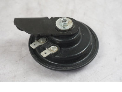 Vänster sida på Signalhorn / Tuta från en KTM 1290 Super Duke R -2022 motorcykel.