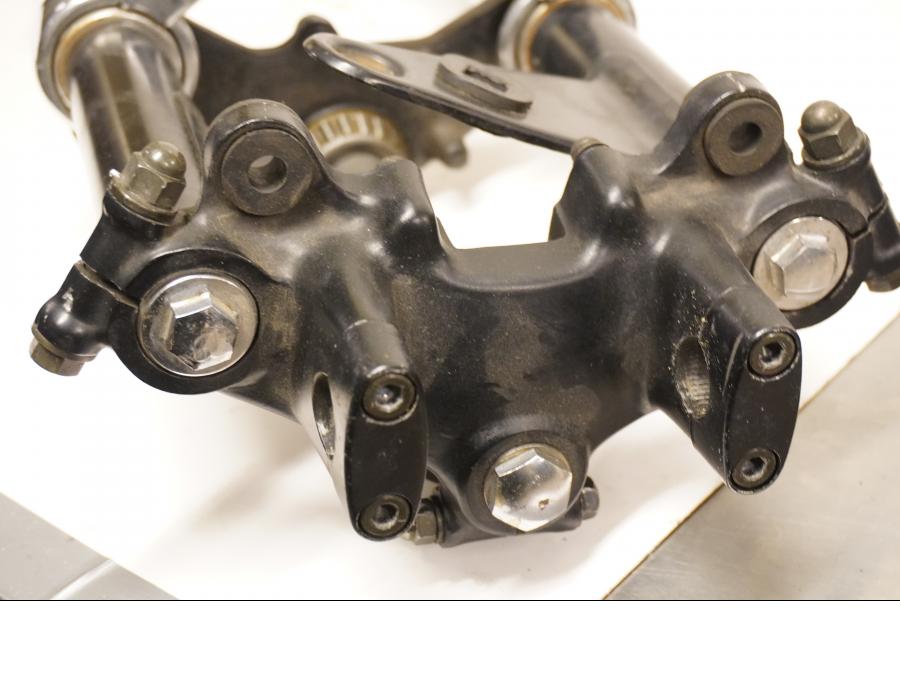 Baksidan på Gaffelpaket från en Suzuki GSX 400 -1984 motorcykel.
