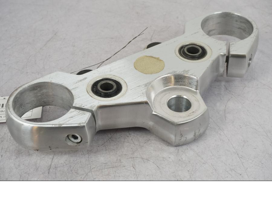 Vänster sida på Gaffelkrona från en Suzuki VZ 800 -2000 motorcykel.