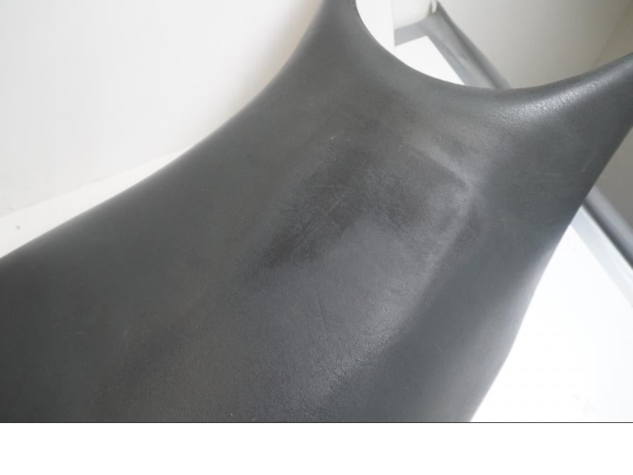 Höger sida på Sadel från en Honda NT 650 V -1998 motorcykel.