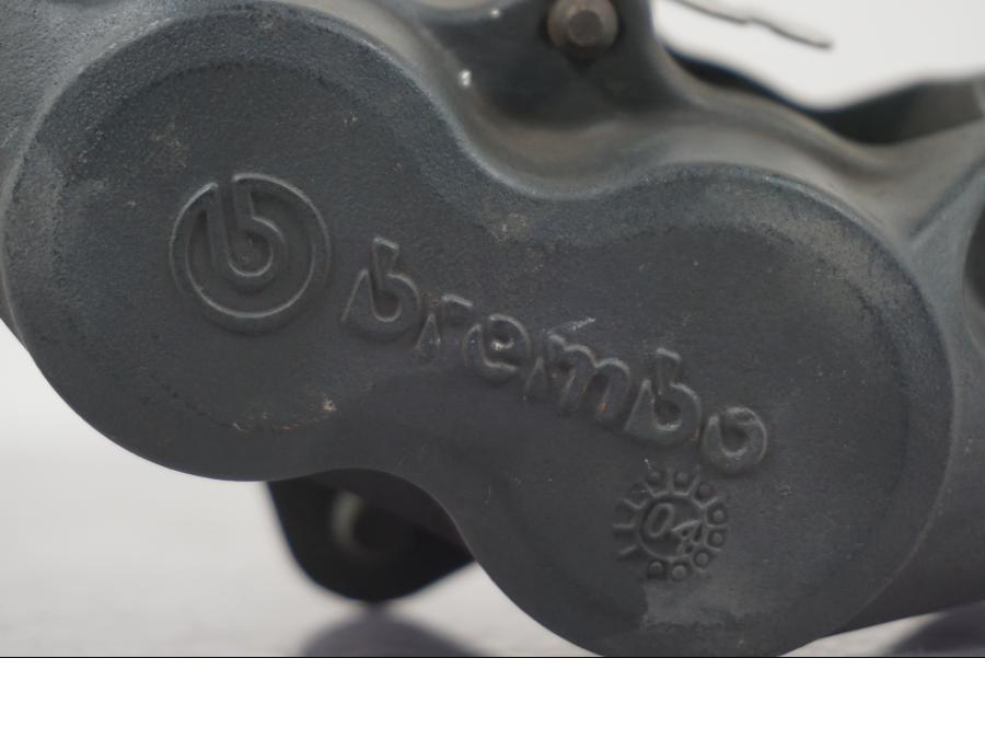 Snett nerifrån på Bromsok från en BMW R 1200 GS -2005 motorcykel.