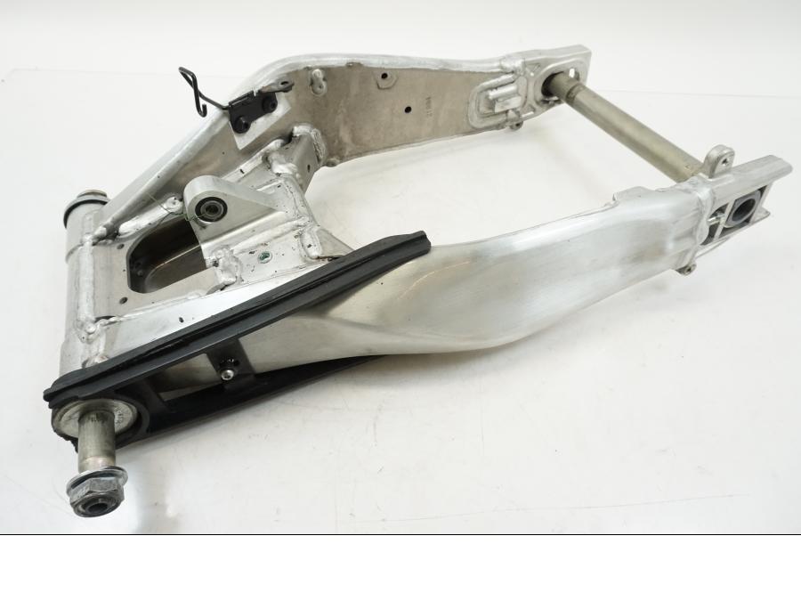 Framsidan på Sving från en Yamaha MT-09 -2021 motorcykel.