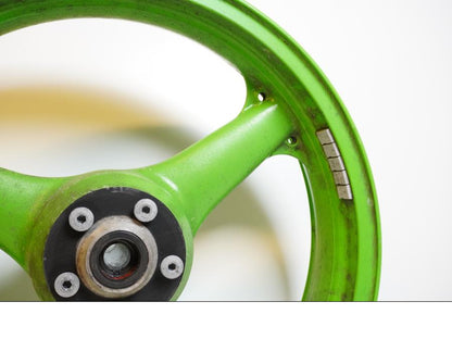 Höger sida på Fälg från en Kawasaki ZXR 400 -1992 motorcykel.