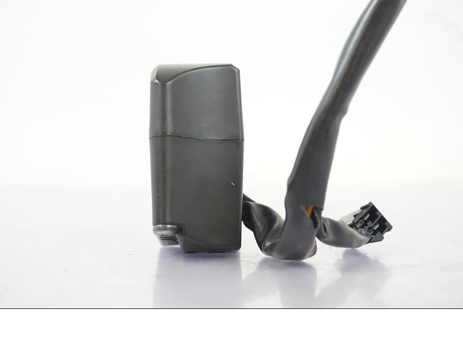 Snett nerifrån på Styrelreglage från en Kawasaki ZX-6R -2011 motorcykel.