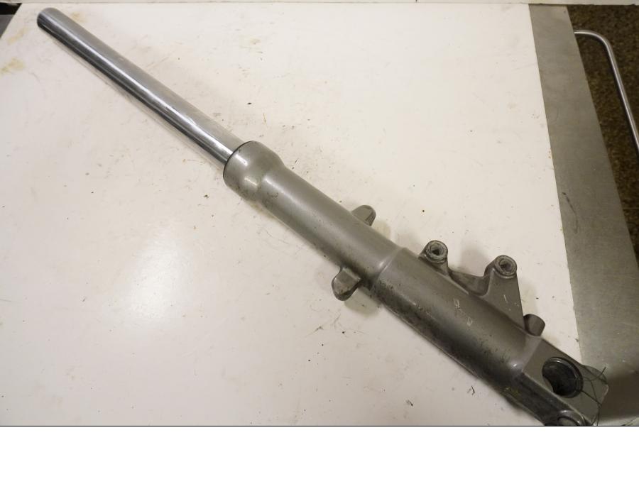 Framsidan på Gaffelben från en Kawasaki ZX-6R -1997 motorcykel.