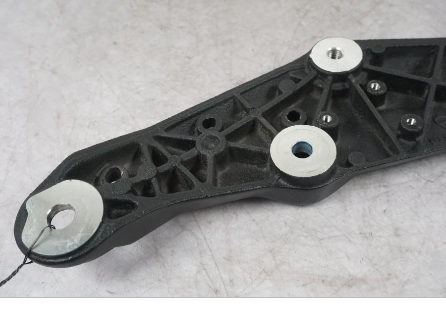 Snett uppifrån på Ramdel från en Ducati Multistrada V4 -2024 motorcykel.