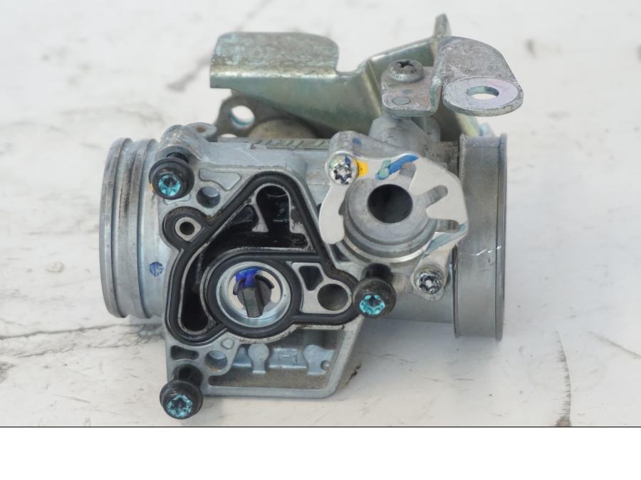 Höger sida på Spjällhus från en Honda SH 300 A -2011 scooter.