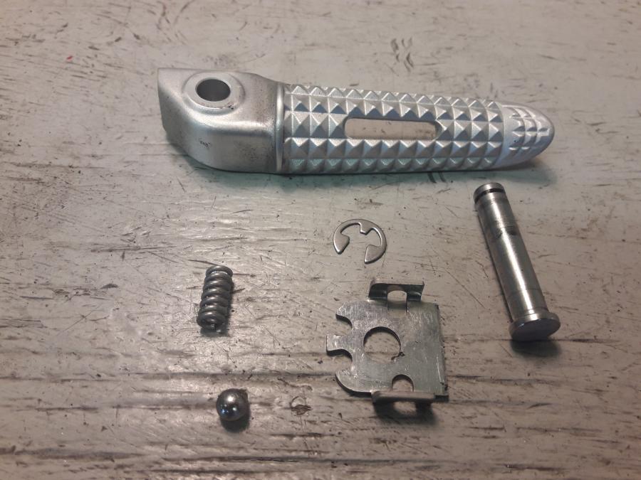 Framsidan på Fotpinne från en Triumph Speed Twin -2019 motorcykel.