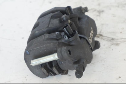 Snett nerifrån på Bromsok från en Honda SH 300 A -2011 scooter.