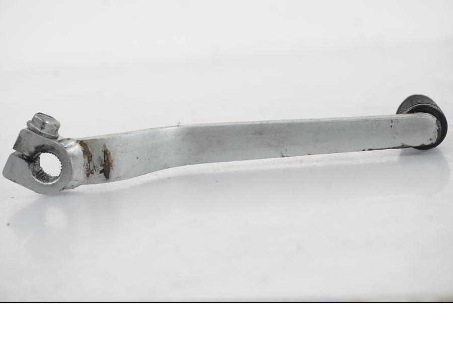 Snett nerifrån på Växelpedal från en Kawasaki ER-6N ABS -2010 motorcykel.