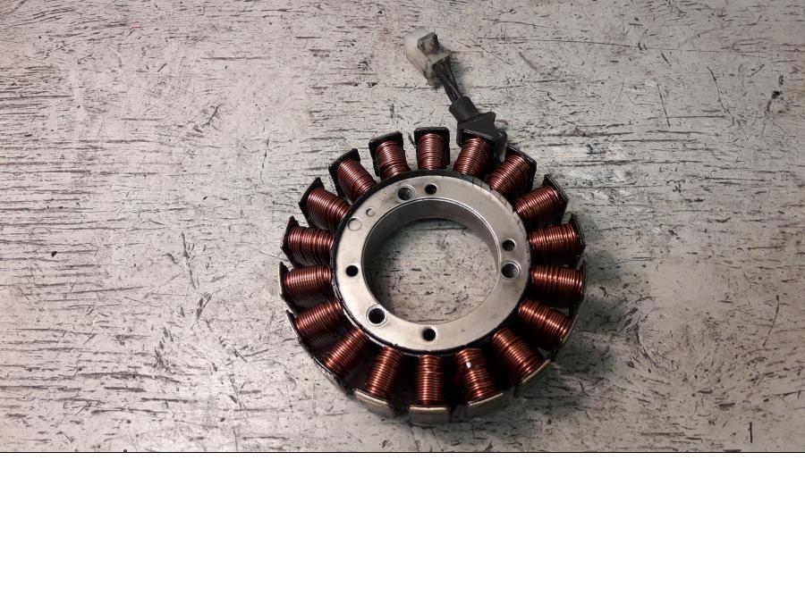 Framsidan på Generator från en Suzuki VZ 1600 -2005 motorcykel.