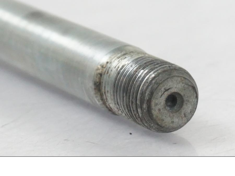 Höger sida på Axel från en Suzuki SV 650 S -2005 motorcykel.