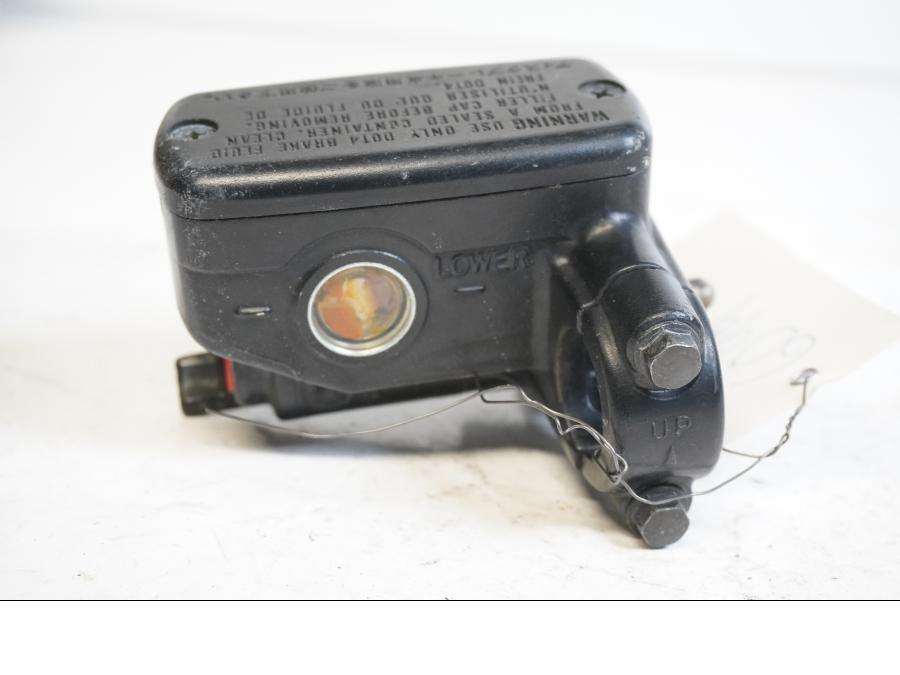 Höger sida på Bromshuvudcylinder från en Honda CBR 1100 XX -1997 motorcykel.