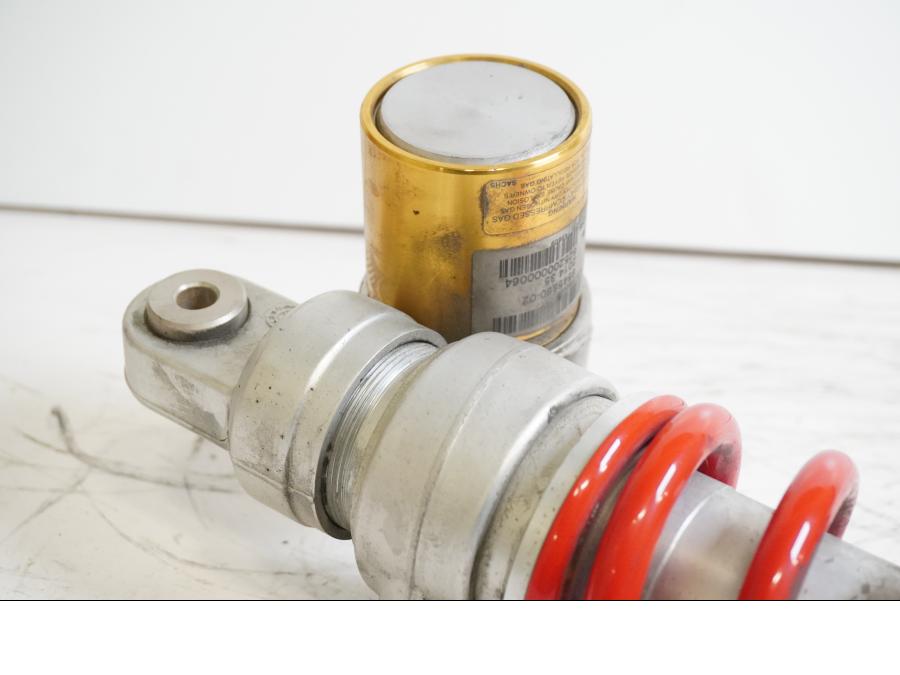 Baksidan på Stötdämpare från en BMW S 1000 R -2015 motorcykel.