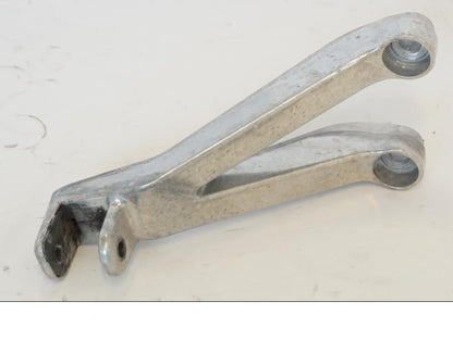 Baksidan på Fotpinnefäste från en Honda CBR 900 RR -2001 motorcykel.