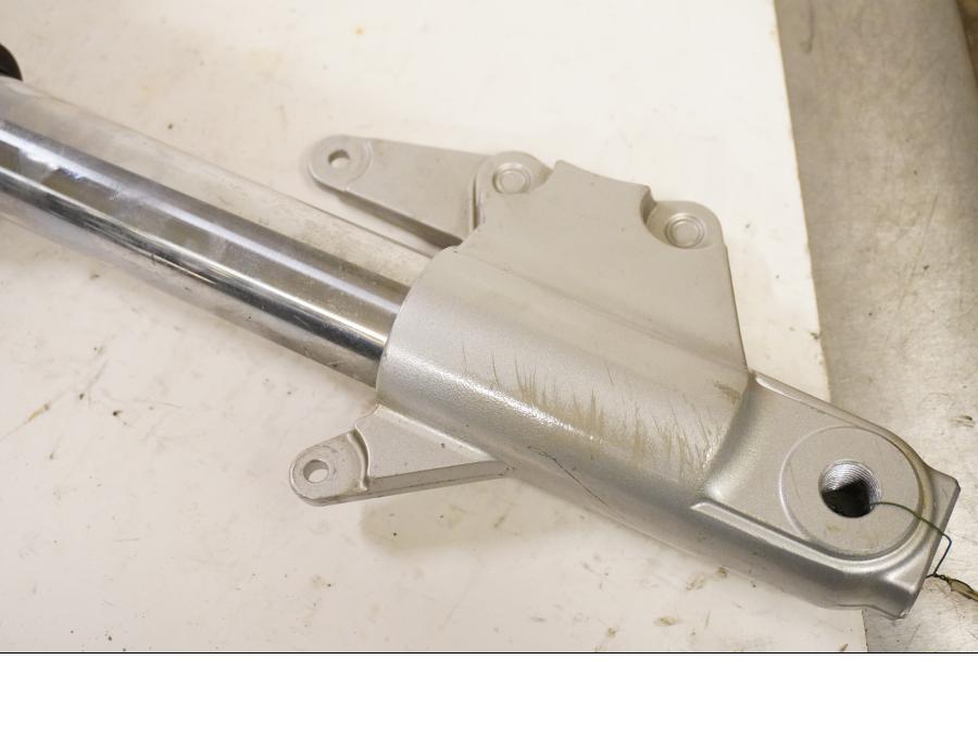 Baksidan på Gaffelben från en Suzuki VZ 800 -1997 motorcykel.