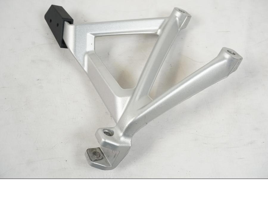 Framsidan på Fotpinnefäste från en BMW R 1250 GS -2021 motorcykel.