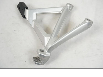 Framsidan på Fotpinnefäste från en BMW R 1250 GS -2021 motorcykel.