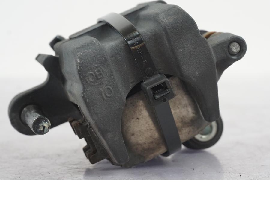 Snett nerifrån på Bromsok från en Suzuki GSF 1250 -2010 motorcykel.