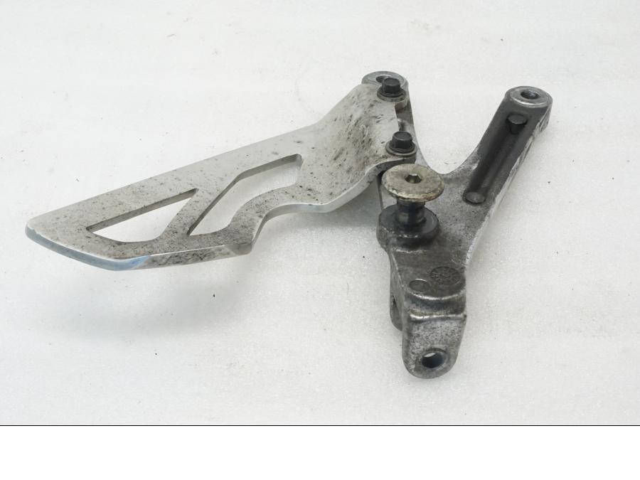 Baksidan på Fotpinnefäste från en Triumph Daytona 675 -2008 motorcykel.