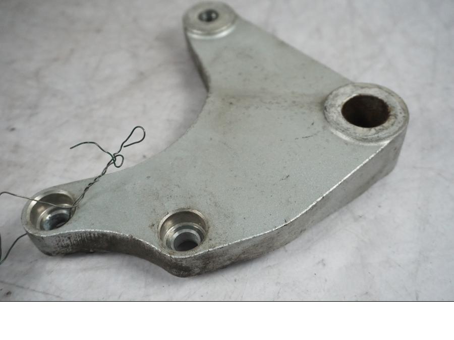 Baksidan på Bromsoksfäste från en Suzuki VZ 1600 -2004 motorcykel.