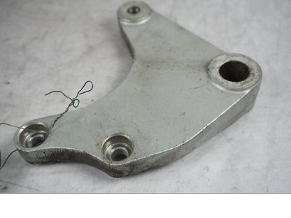 Baksidan på Bromsoksfäste från en Suzuki VZ 1600 -2004 motorcykel.