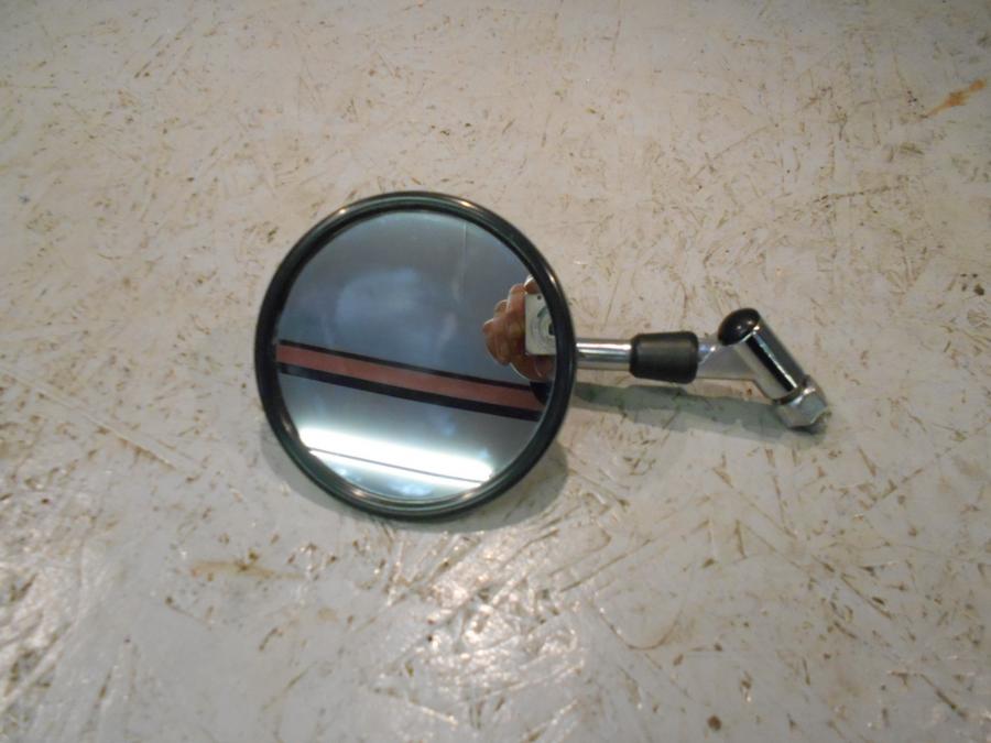 Framsidan på Backspegel från en Suzuki VS 1400 -1998 motorcykel.