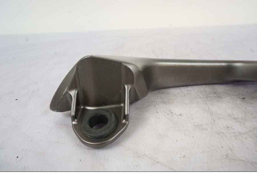 Snett uppifrån på Passagerarhandtag från en Kawasaki ER-6N -2012 motorcykel.