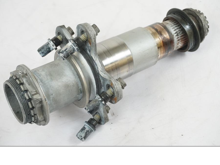 Baksidan på Axel från en KTM 1290 Super Duke R -2015 motorcykel.