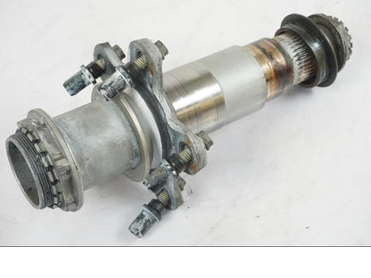 Baksidan på Axel från en KTM 1290 Super Duke R -2015 motorcykel.