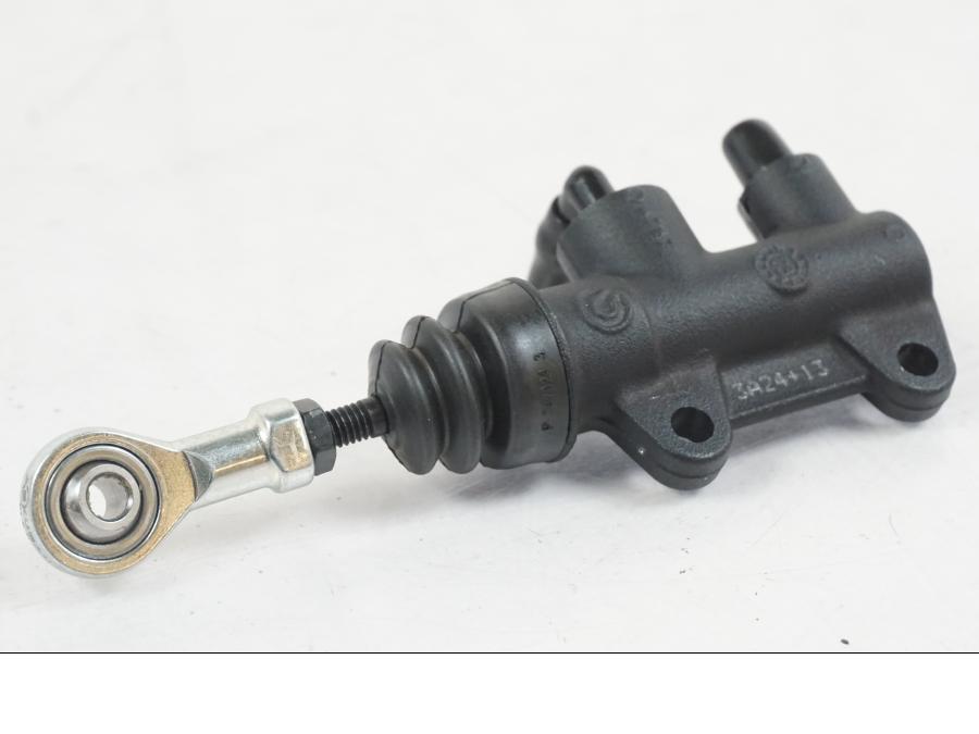 Baksidan på Bromshuvudcylinder från en KTM 1290 Super Duke R EVO -2023 motorcykel.