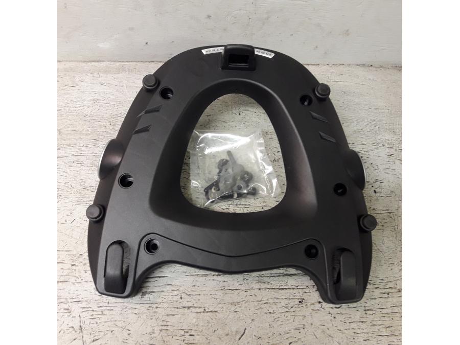 Framsidan på Topboxplatta från en Yamaha MT-09 Tracer -2010 motorcykel.