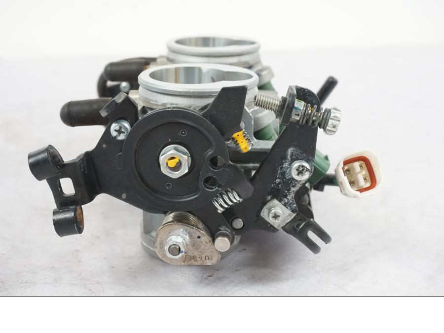 Höger sida på Spjällhus från en Kawasaki ER-6N -2016 motorcykel.