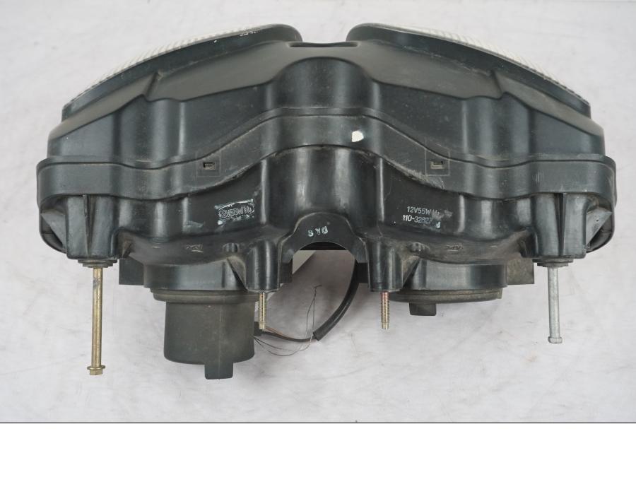 Snett nerifrån på Strålkastare från en Suzuki SV 650 -1999 motorcykel.