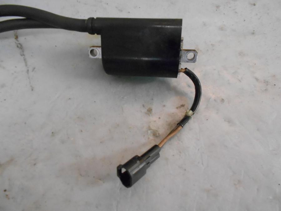 Framsidan på Tändspole från en Suzuki DL 650 -2013 motorcykel.