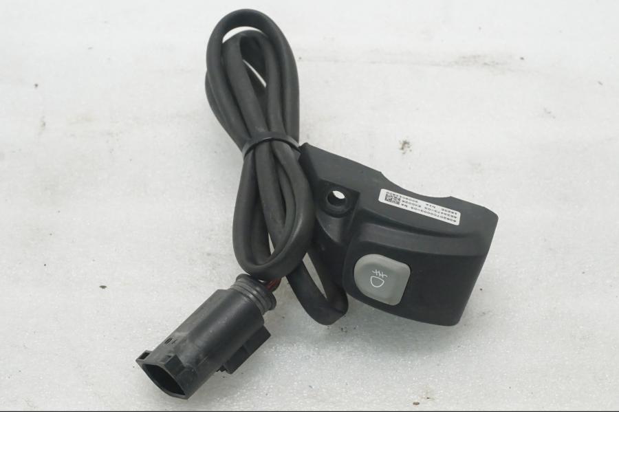 Framsidan på Styrelreglage från en BMW R 1200 GSA -2017 motorcykel.