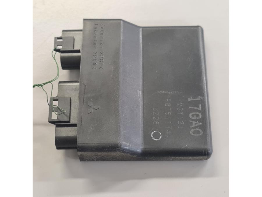 Vänster sida på CDI / ECU från en Suzuki SV 650 -2007 motorcykel.