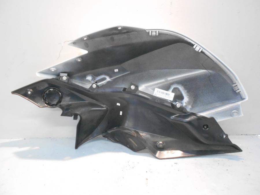 Baksidan på Bensintankskåpa från en BMW R 1200 RS -2016 motorcykel.