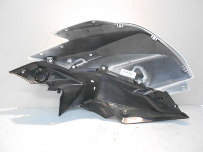 Baksidan på Bensintankskåpa från en BMW R 1200 RS -2016 motorcykel.