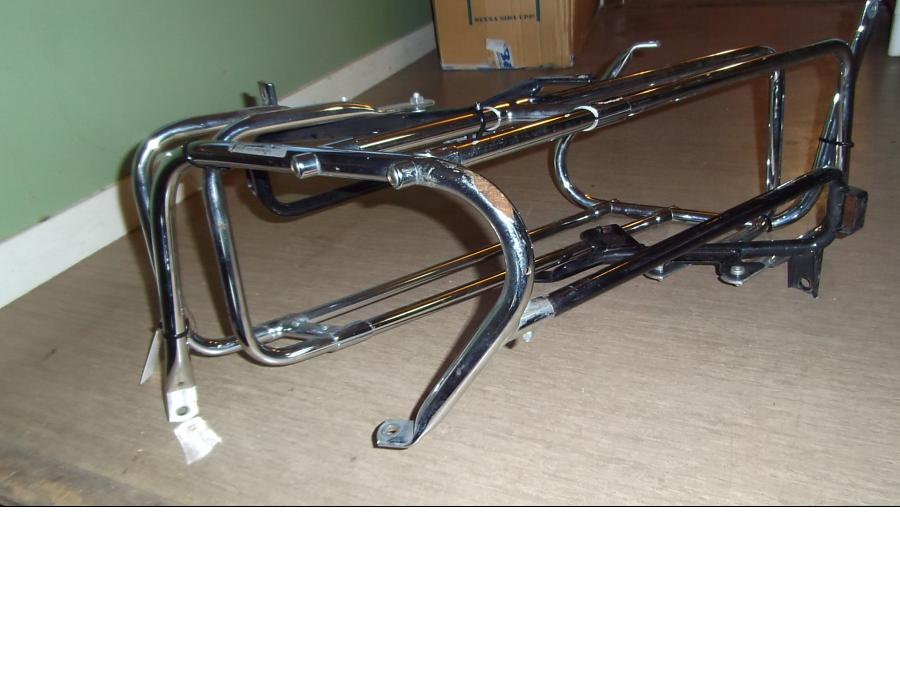 Snett nerifrån på Sidoväskhållare från en H-D Touring Ultra Classic FLHTCU/I -2009 motorcykel.