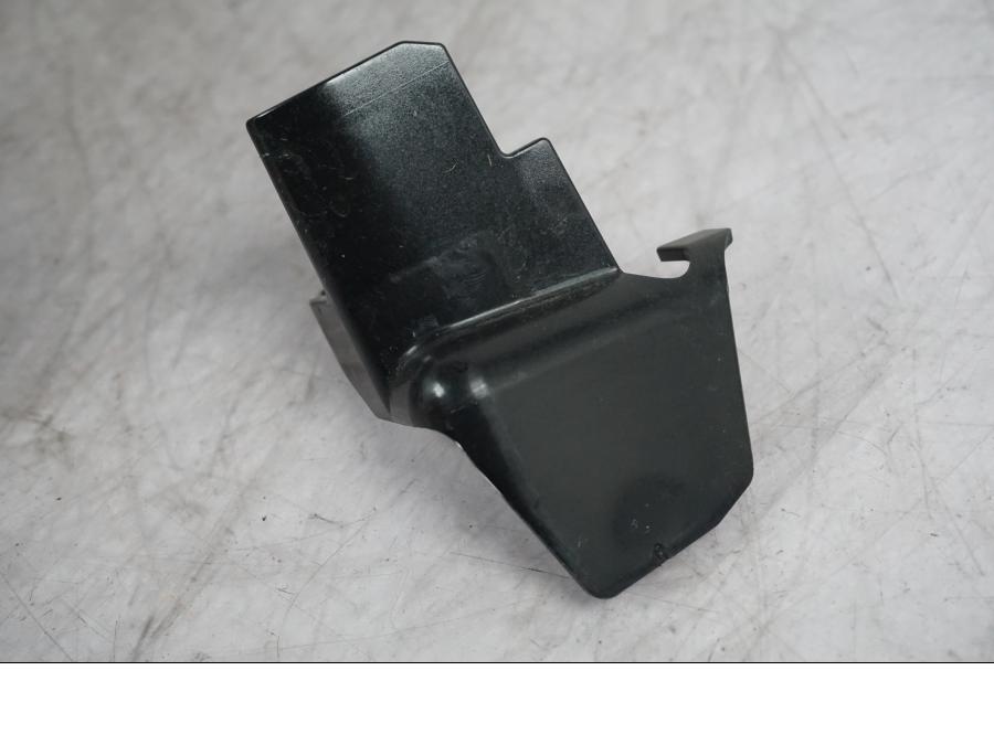 Snett nerifrån på Vattenexpansionskärl från en Yamaha MT-09 -2024 motorcykel.