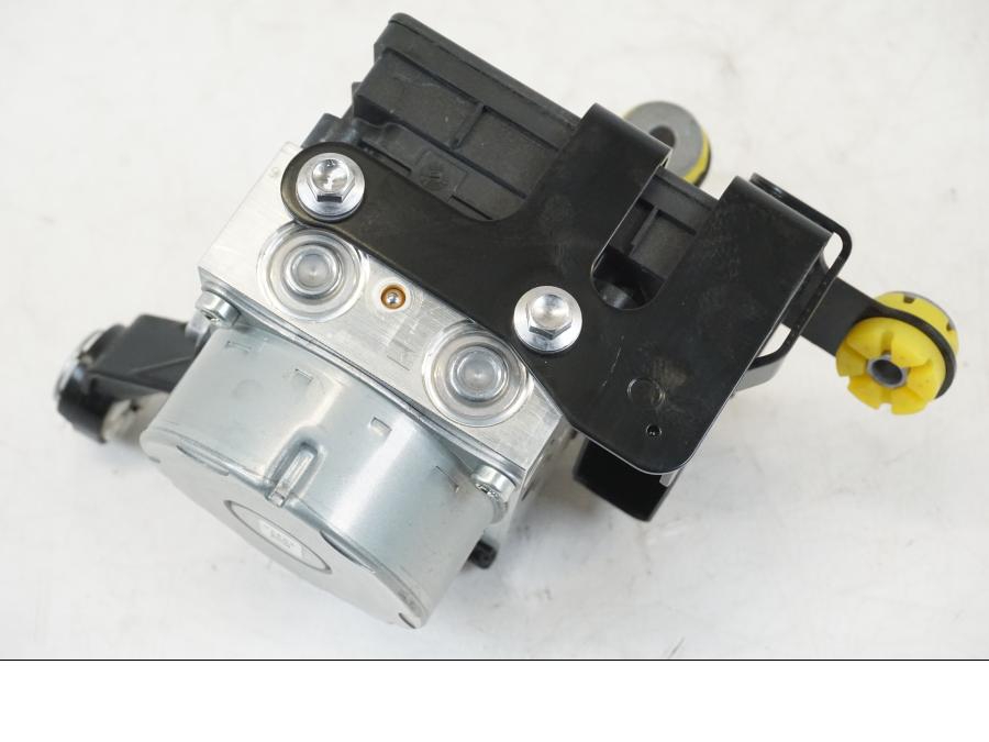 Snett uppifrån på ABS Modulator från en Triumph Speed Triple -2021 motorcykel.