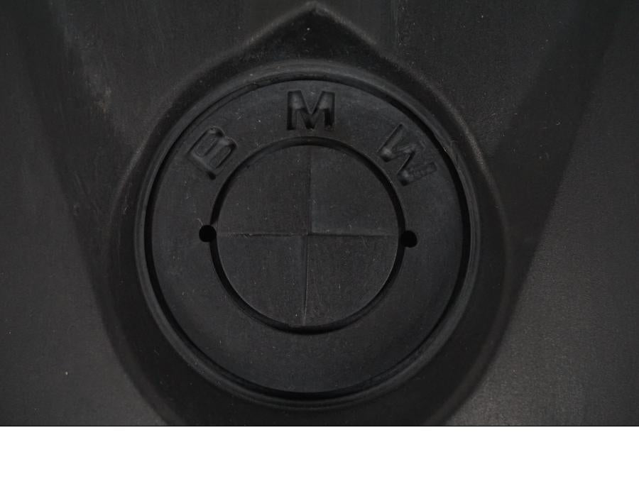 Snett uppifrån på Generatorkåpa från en BMW R 1200 GS -2005 motorcykel.